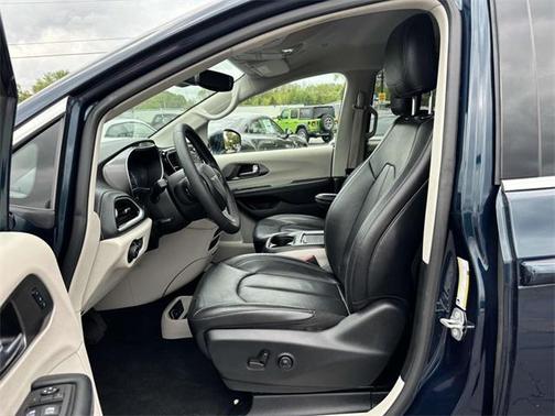 2022 Chrysler Pacifica Hybrid Touring L