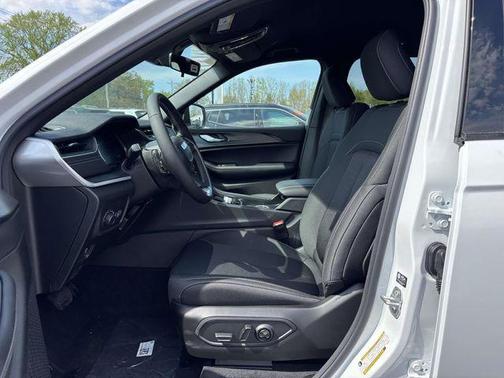 Bright White Clearcoat 2026 Jeep Grand Cherokee Laredo
