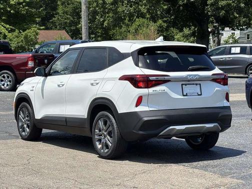 Snow White Pearl 2023 Kia Seltos LX