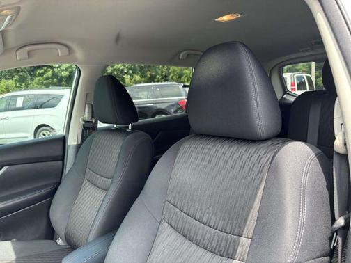Pearl White 2017 Nissan Rogue SV