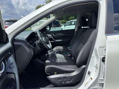 Pearl White 2017 Nissan Rogue SV