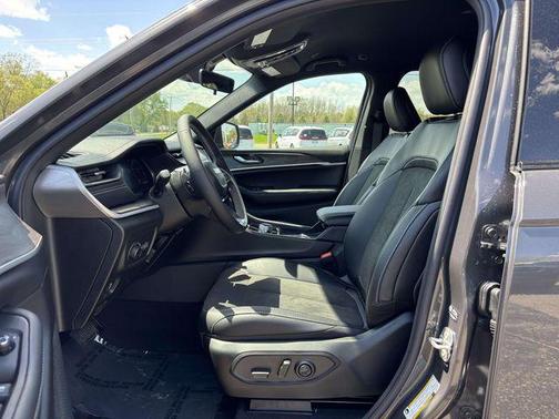 Baltic Gray Metallic Clearcoat 2026 Jeep Grand Cherokee Altitude