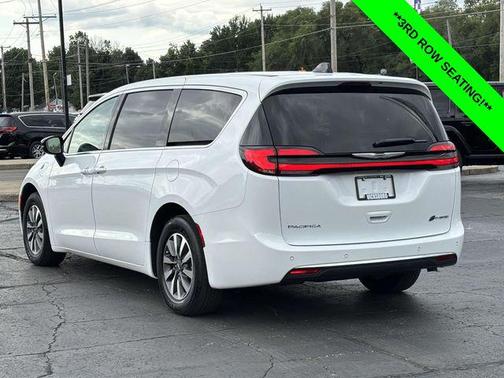 2024 Chrysler Pacifica Hybrid Select