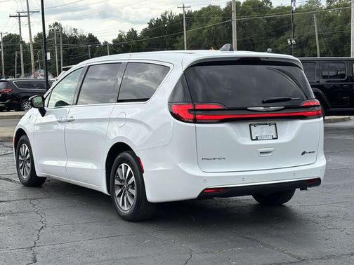 2024 Chrysler Pacifica Hybrid Select