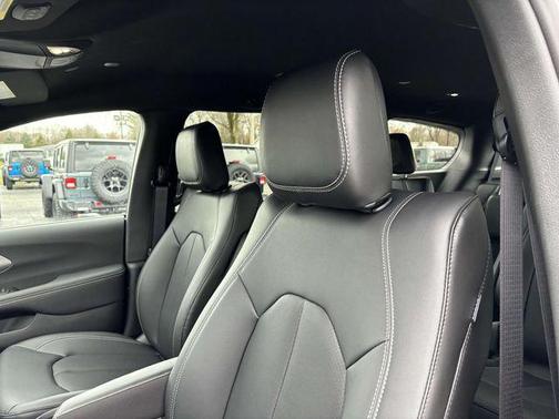 2025 Chrysler Pacifica L