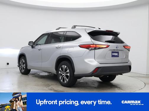 Silver 2021 Toyota Highlander Hybrid XLE