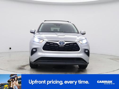 Silver 2021 Toyota Highlander Hybrid XLE