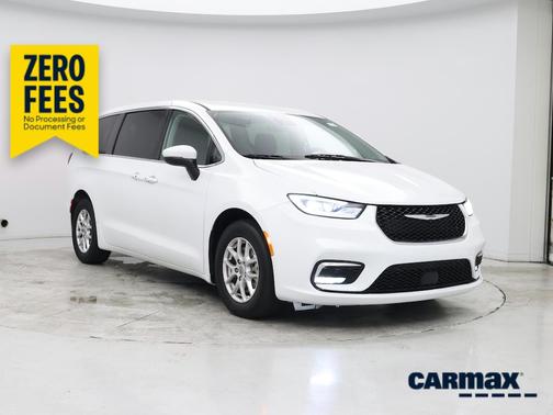 White 2023 Chrysler Pacifica Touring L