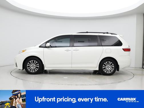 White 2018 Toyota Sienna XLE