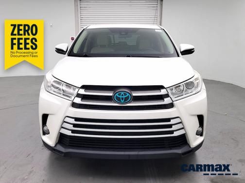 White 2017 Toyota Highlander LE
