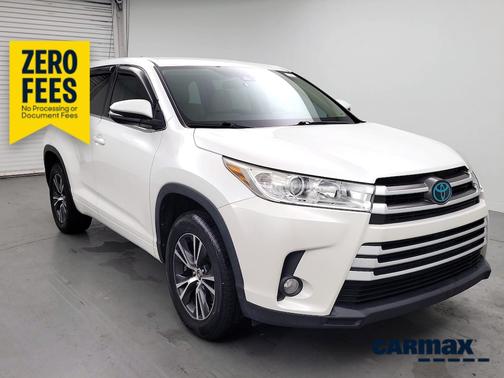 White 2017 Toyota Highlander LE