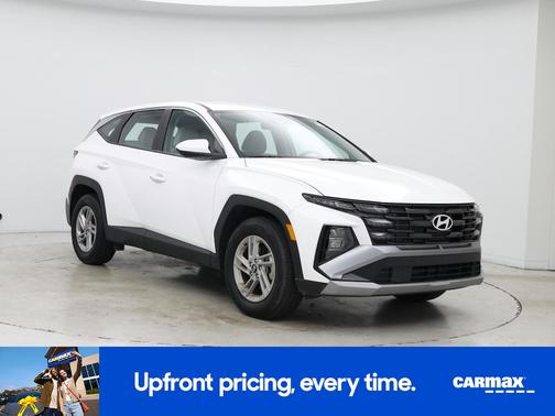 White 2025 Hyundai TUCSON SE