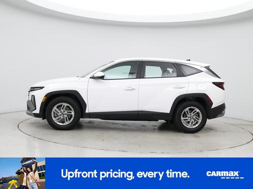 White 2025 Hyundai TUCSON SE