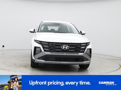 White 2025 Hyundai TUCSON SE