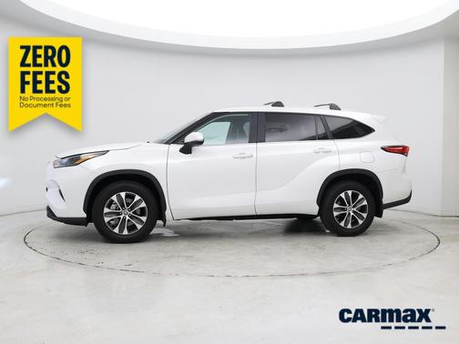 White 2023 Toyota Highlander XLE