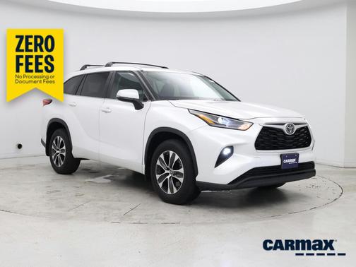 White 2023 Toyota Highlander XLE