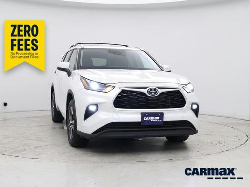 White 2023 Toyota Highlander XLE
