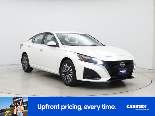White 2023 Nissan Altima SV