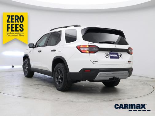 White 2025 Honda Pilot Trailsport