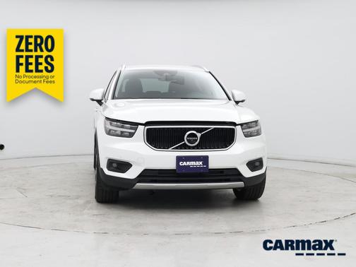 White 2022 Volvo XC40 T4 Momentum
