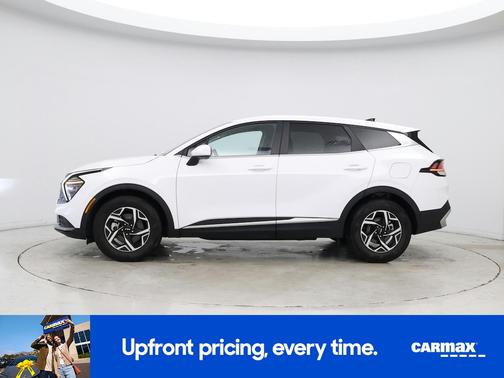 White 2025 Kia Sportage LX