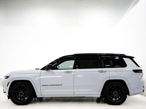 Diamond Black Crystal Pearlcoat 2023 Jeep Grand Cherokee L Summit Reserve