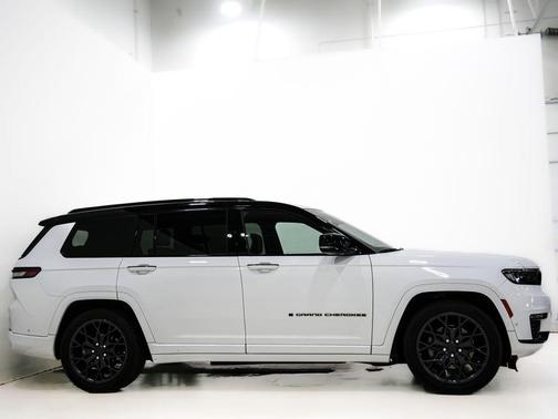 Diamond Black Crystal Pearlcoat 2023 Jeep Grand Cherokee L Summit Reserve
