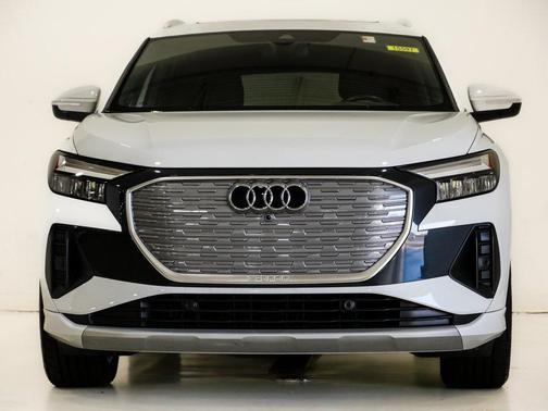 2022 Audi e-tron Premium Plus