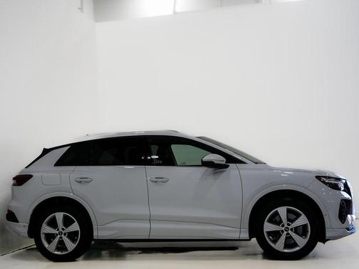 2022 Audi e-tron Premium Plus