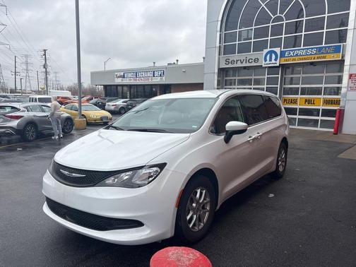 2022 Chrysler Voyager LX