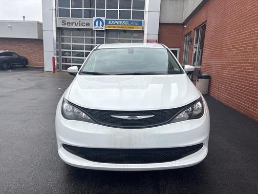 2022 Chrysler Voyager LX