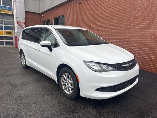 2022 Chrysler Voyager LX