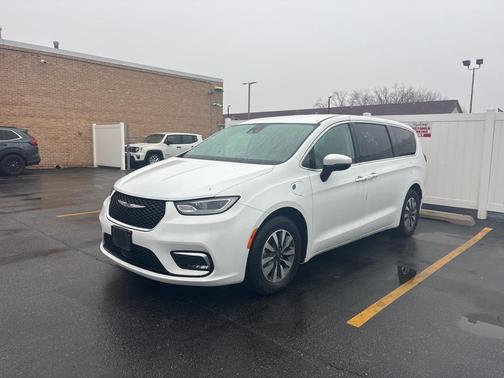 2023 Chrysler Pacifica Hybrid Touring L