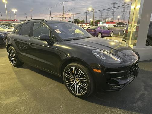 2018 Porsche Macan Turbo w/Performance Package