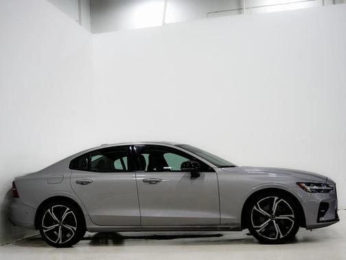 2024 Volvo S60 B5 Plus Dark Theme