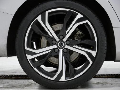 2024 Volvo S60 B5 Plus Dark Theme