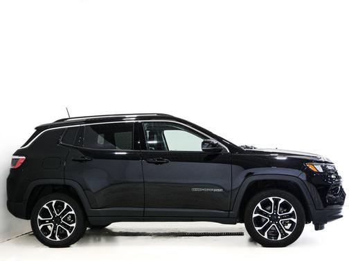 Diamond Black Crystal Pearlcoat 2022 Jeep Compass Limited