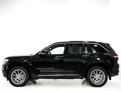 Diamond Black Crystal Pearlcoat 2022 Jeep Grand Cherokee Summit