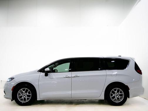 Bright White Clearcoat 2023 Chrysler Pacifica Touring L