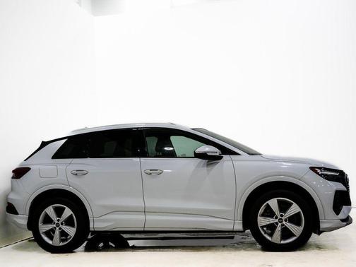 2022 Audi e-tron Premium Plus