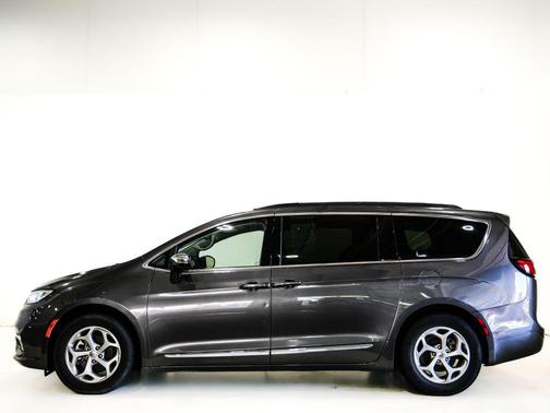 Granite Crystal Metallic Clearcoat 2023 Chrysler Pacifica Limited