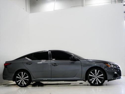 2022 Nissan Altima SR FWD