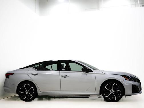 Brilliant Silver Metallic 2024 Nissan Altima SR FWD