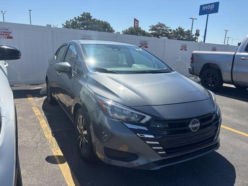 Gun Metallic 2025 Nissan Versa 1.6 SV