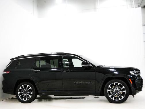 Diamond Black Crystal Pearlcoat 2022 Jeep Grand Cherokee L Overland