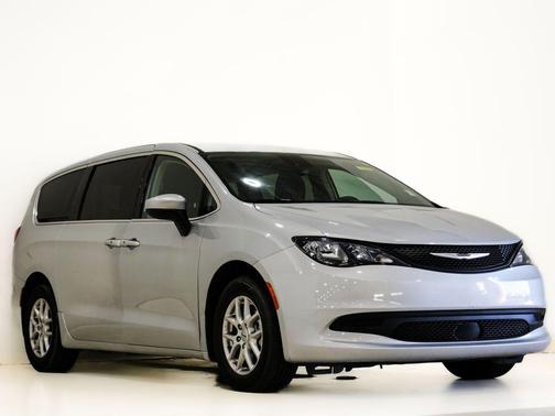 Silver Mist Clearcoat 2023 Chrysler Voyager LX