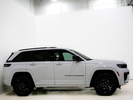 Bright White Clearcoat 2026 Jeep Grand Cherokee Limited