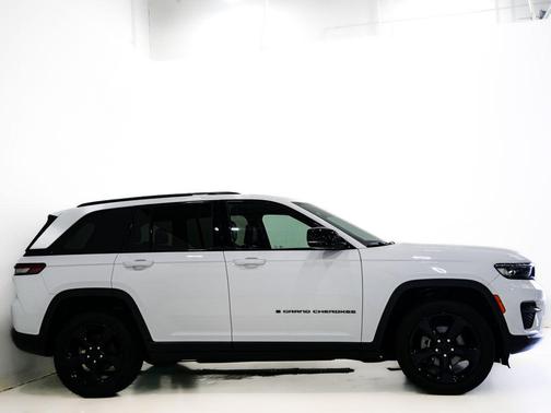Bright White Clearcoat 2023 Jeep Grand Cherokee Altitude