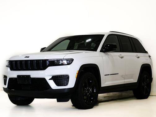 Bright White Clearcoat 2023 Jeep Grand Cherokee Altitude