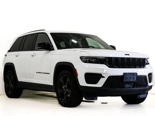 Bright White Clearcoat 2023 Jeep Grand Cherokee Altitude